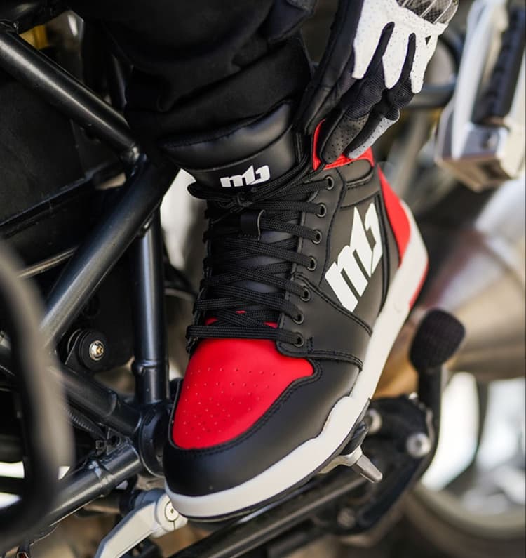 ドライビングシューズ レーシング バイク乗りのための軽量シューズ